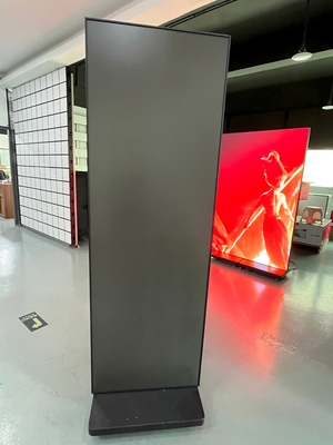 1. Mağaza Reklamcılığı için 3840Hz Yenileme Hızına ve 800nit Parlaklığa Sahip 1.86mm Piksel Aralığına Sahip LED Poster Ekran