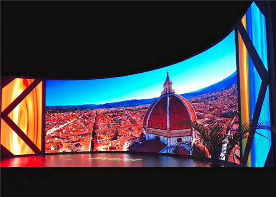P3.91 3840Hz Dış Mekan Kiralık LED Ekran Tam Renkli Ekran Kavisli Kabin 500x500mm